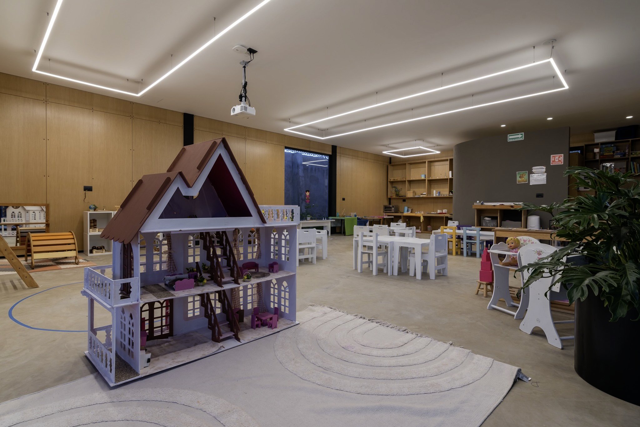 La casita de juego en medio del aula