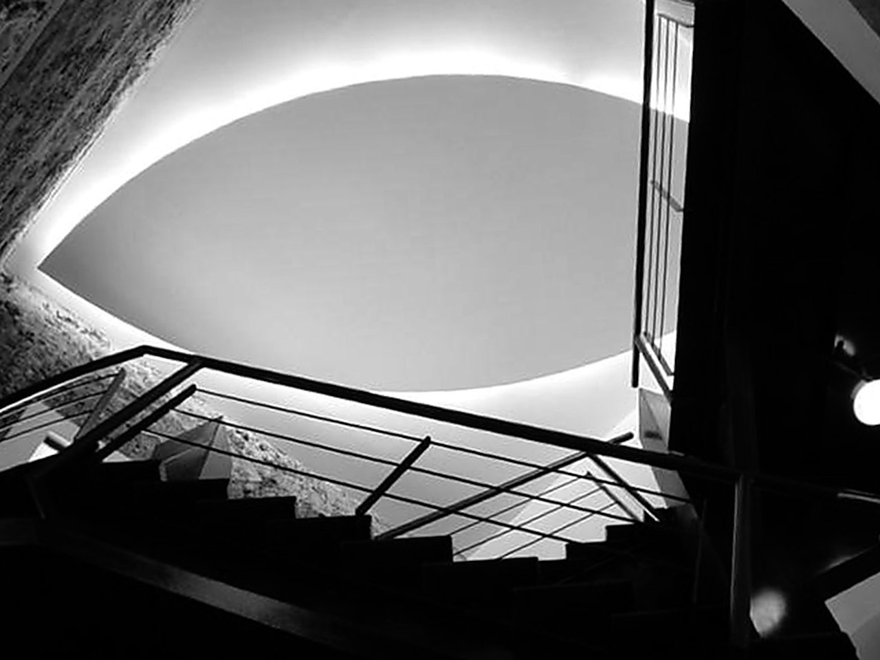 Óculo oval abierto sobre la escalera