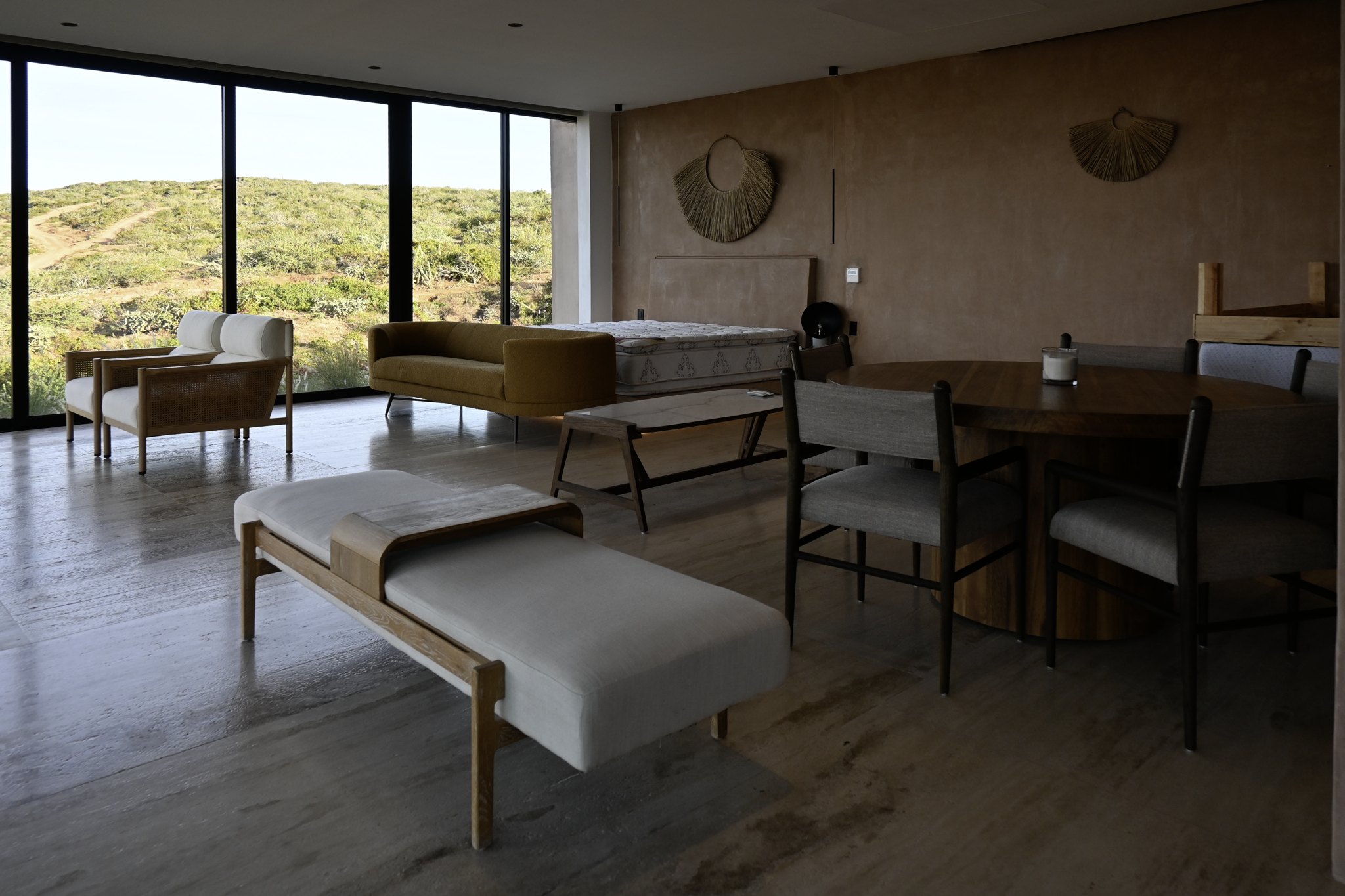 Comedor bajo el techo de madera, abierto al paisaje