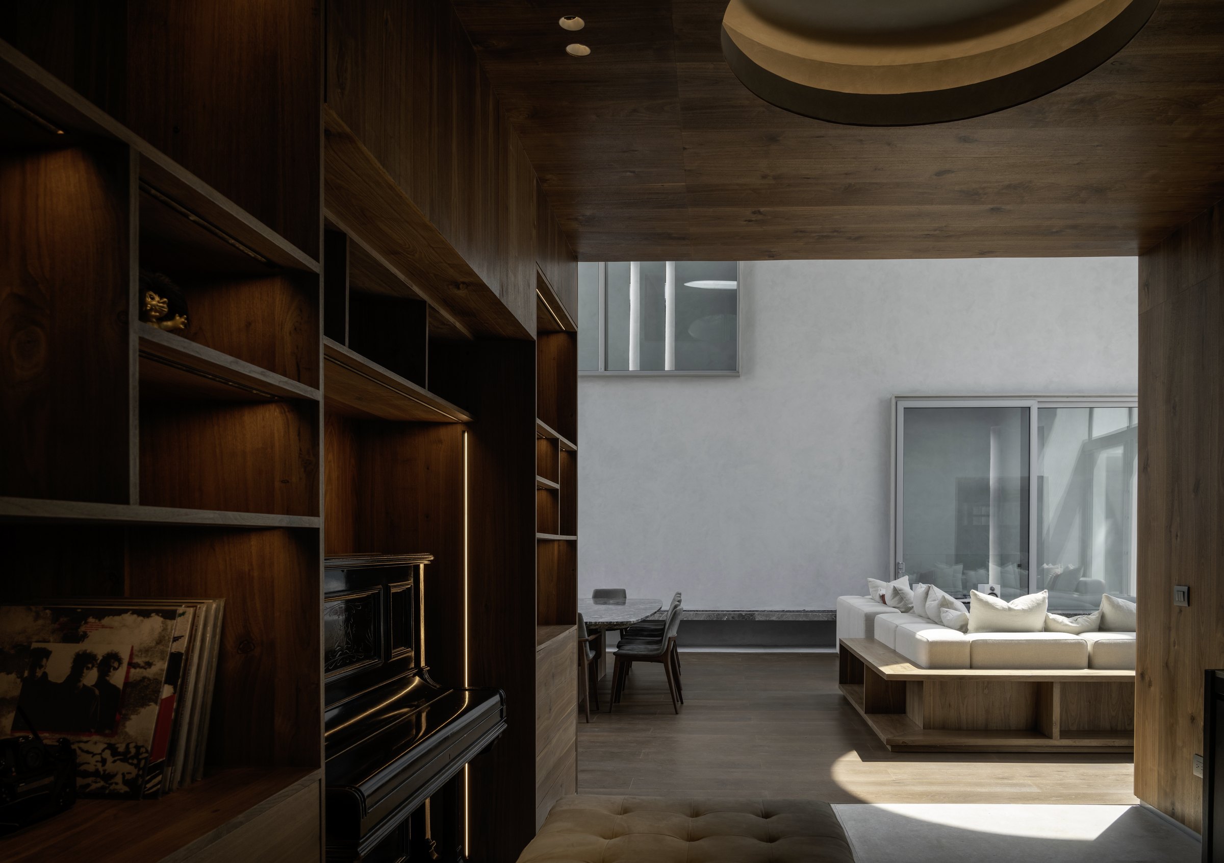 Recámara con el librero de madera y el baño al fondo
