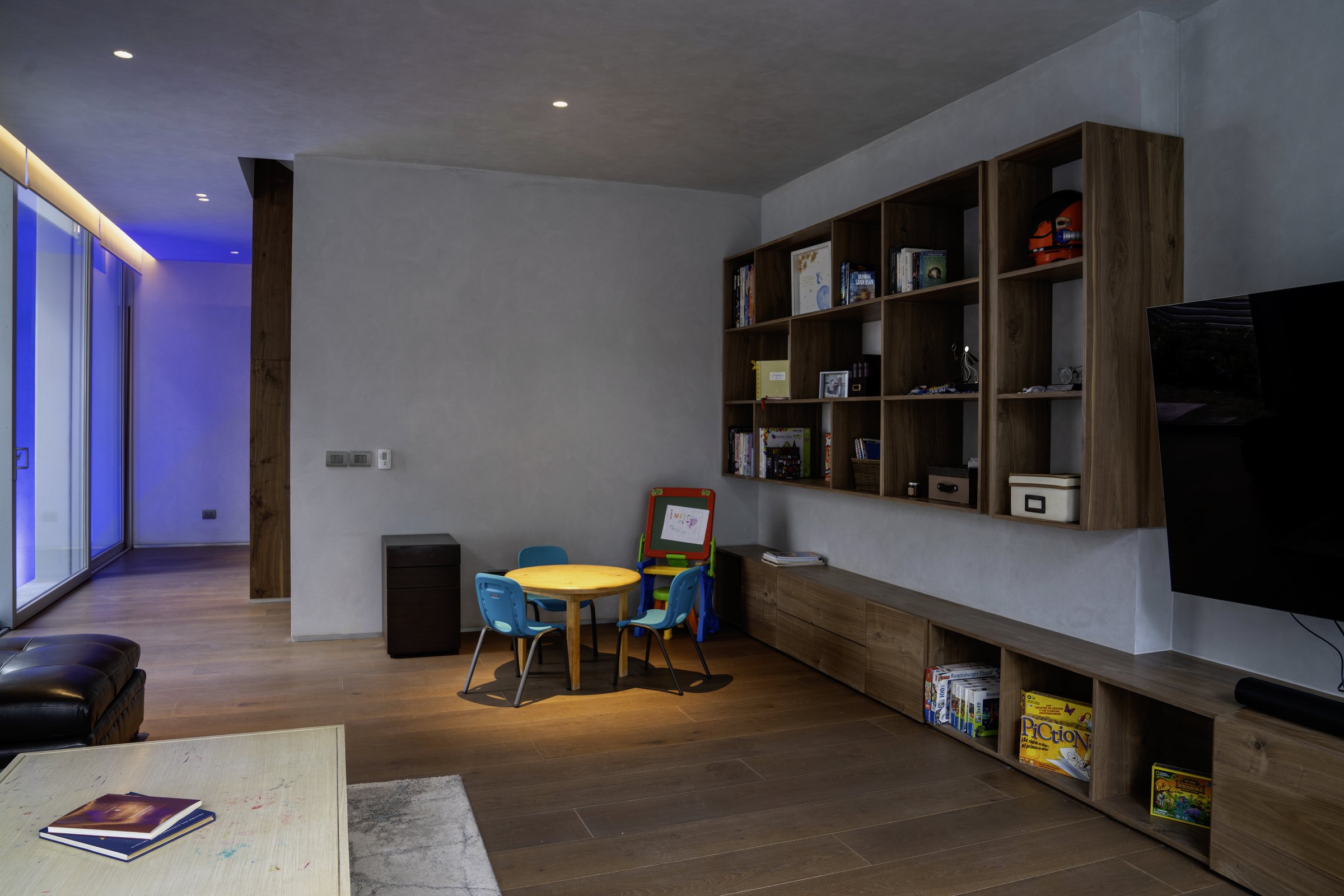 Sala de juegos con la mesa amarilla y la luz de color