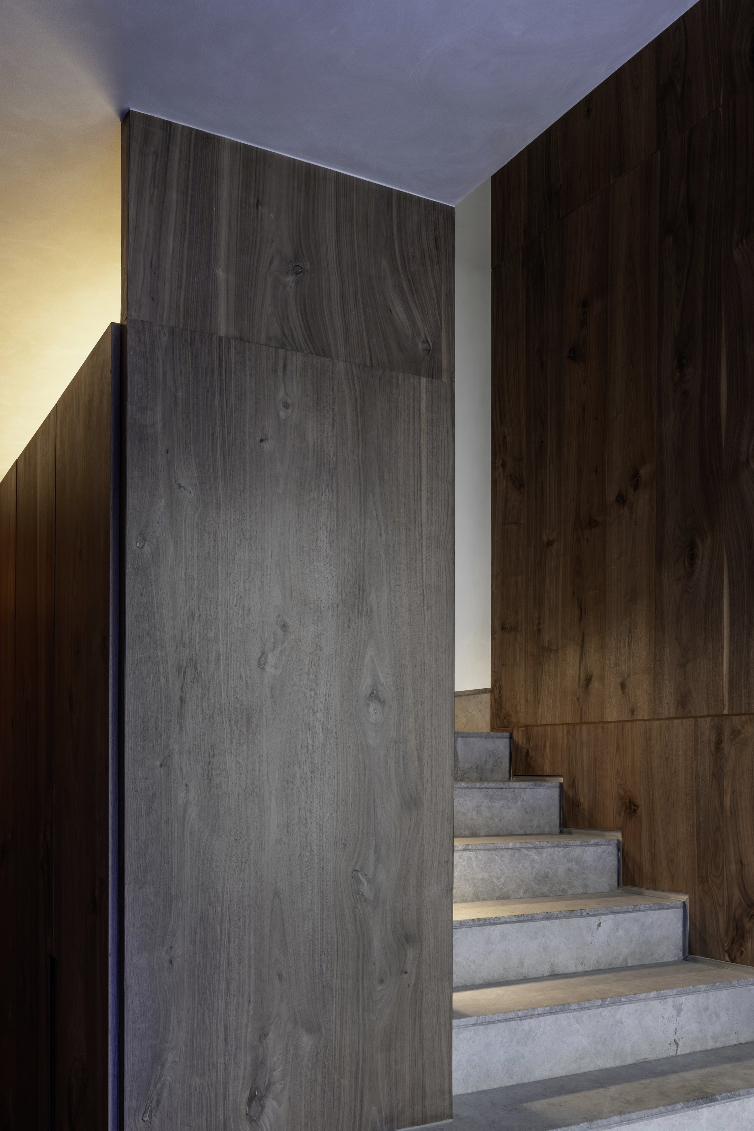 El arranque de la escalera entre los muros de madera
