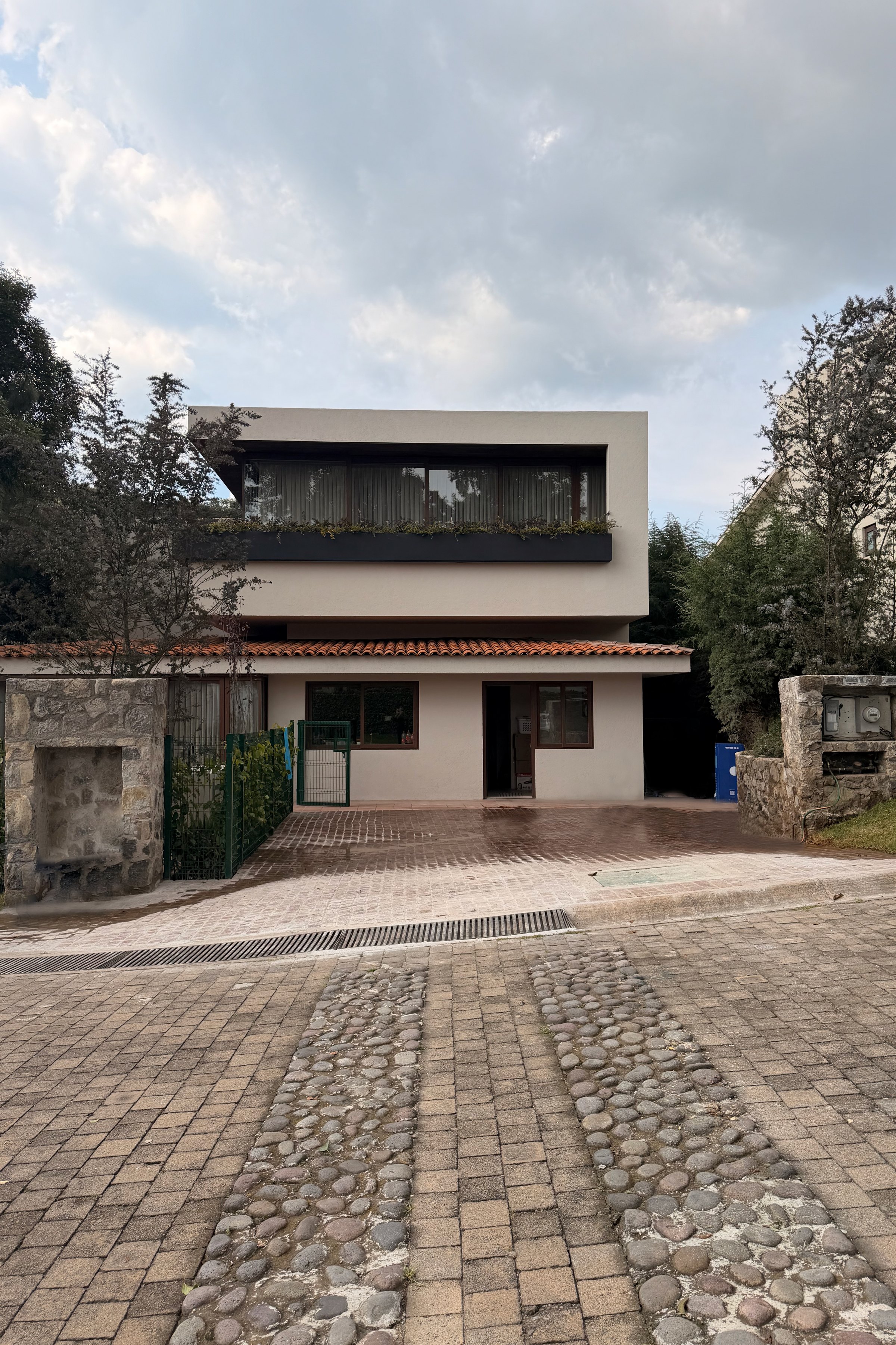 El frente de la casa desde la calle empedrada