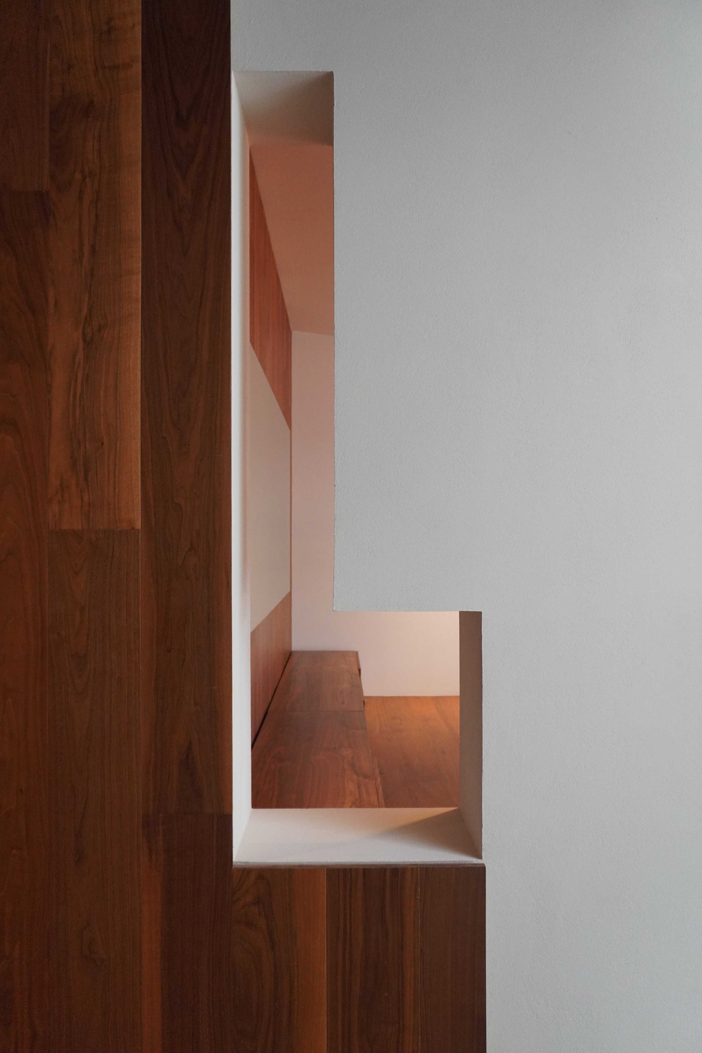 El hueco de la escalera, entre la madera y el blanco