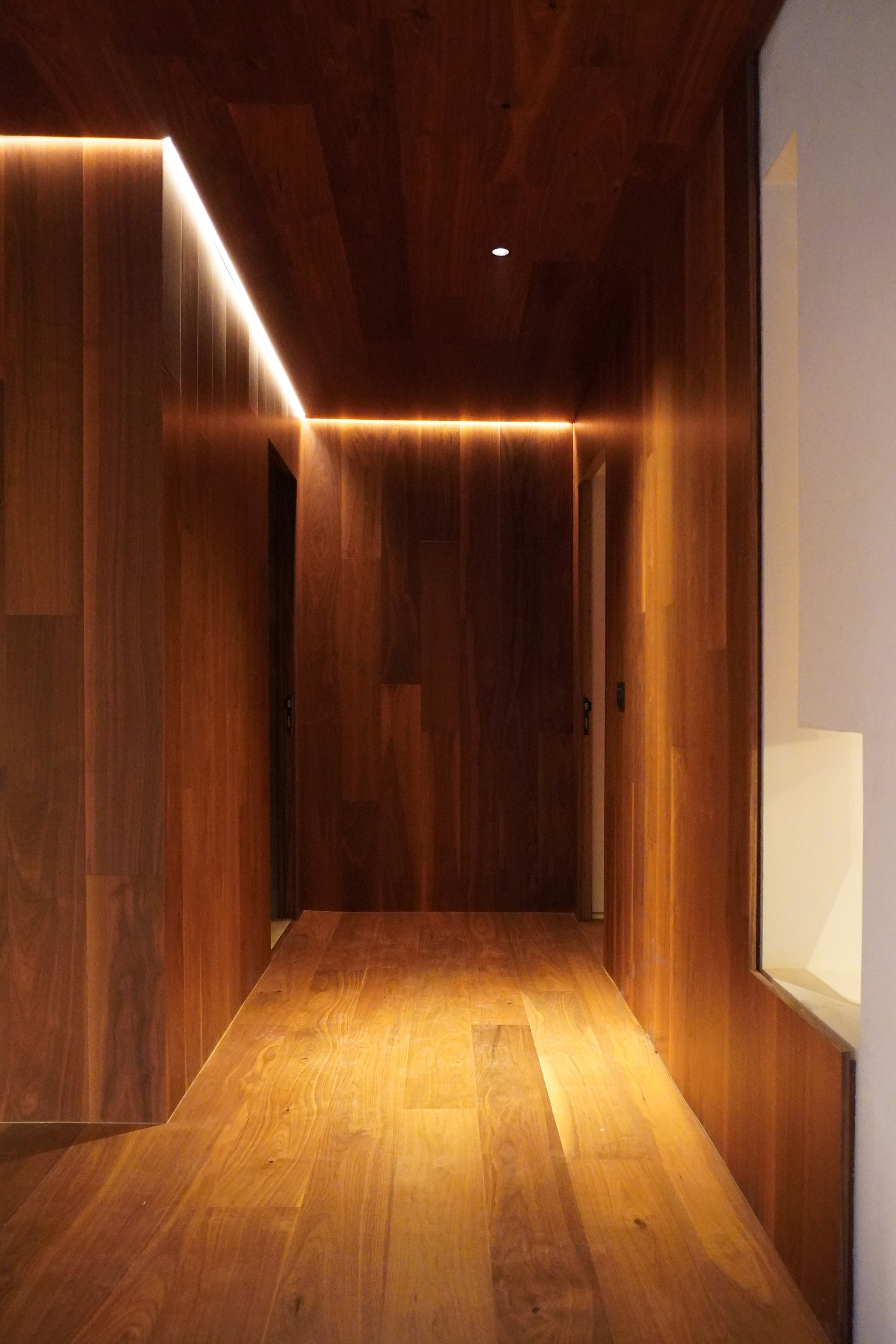Pasillo de madera con la luz corrida en el techo