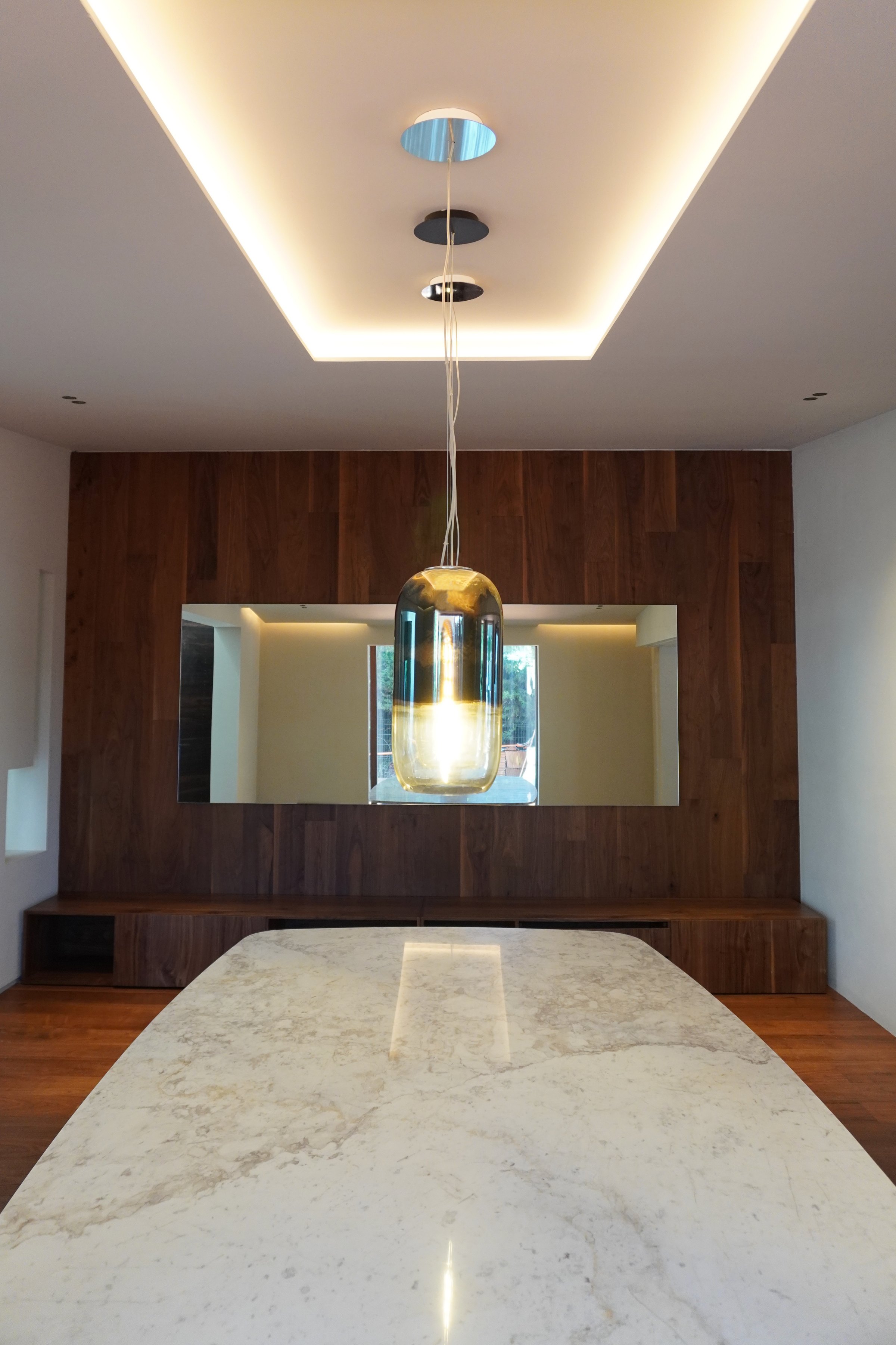 Comedor con la mesa de mármol bajo la lámpara colgante