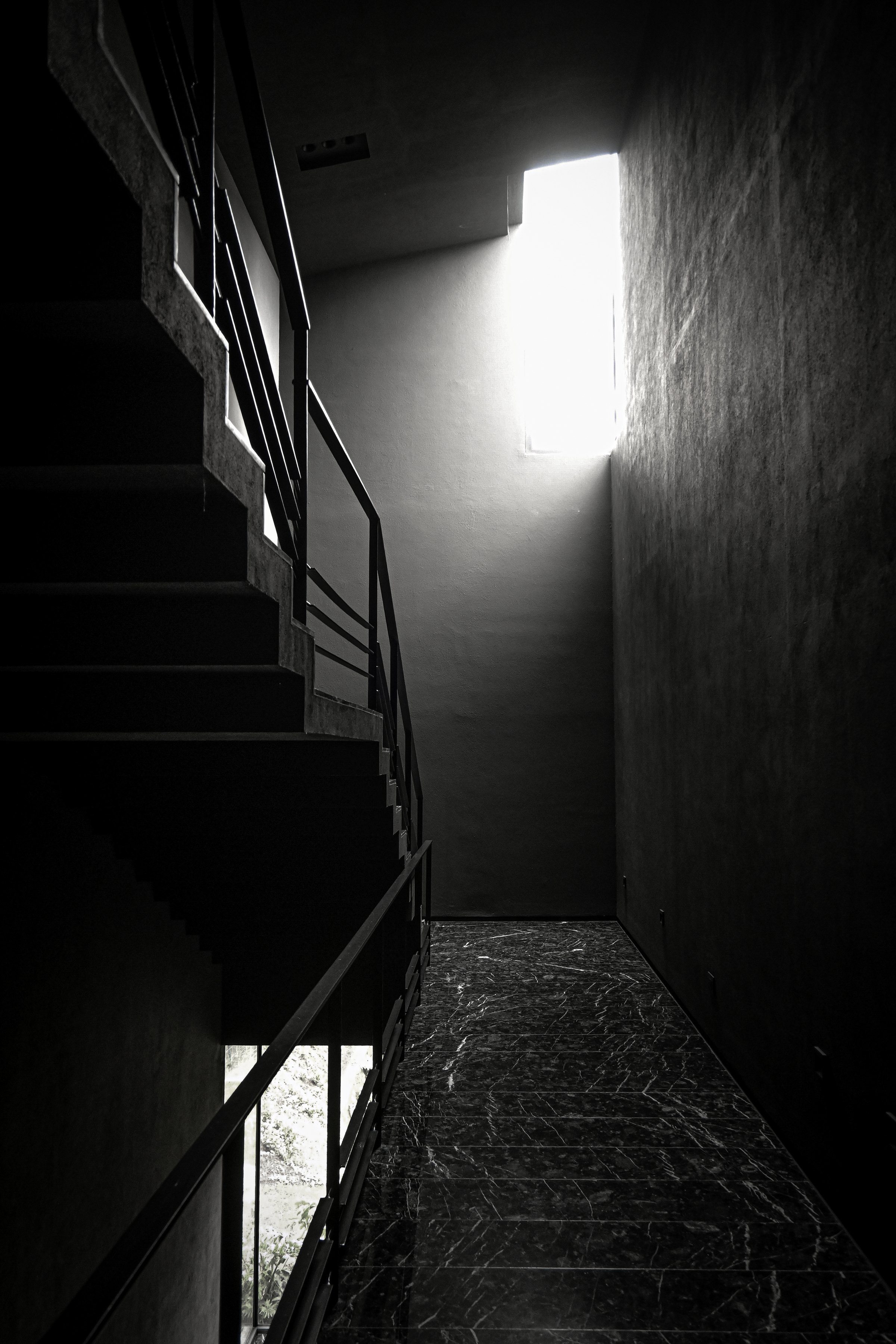 El paso lateral en penumbra, con la luz al fondo