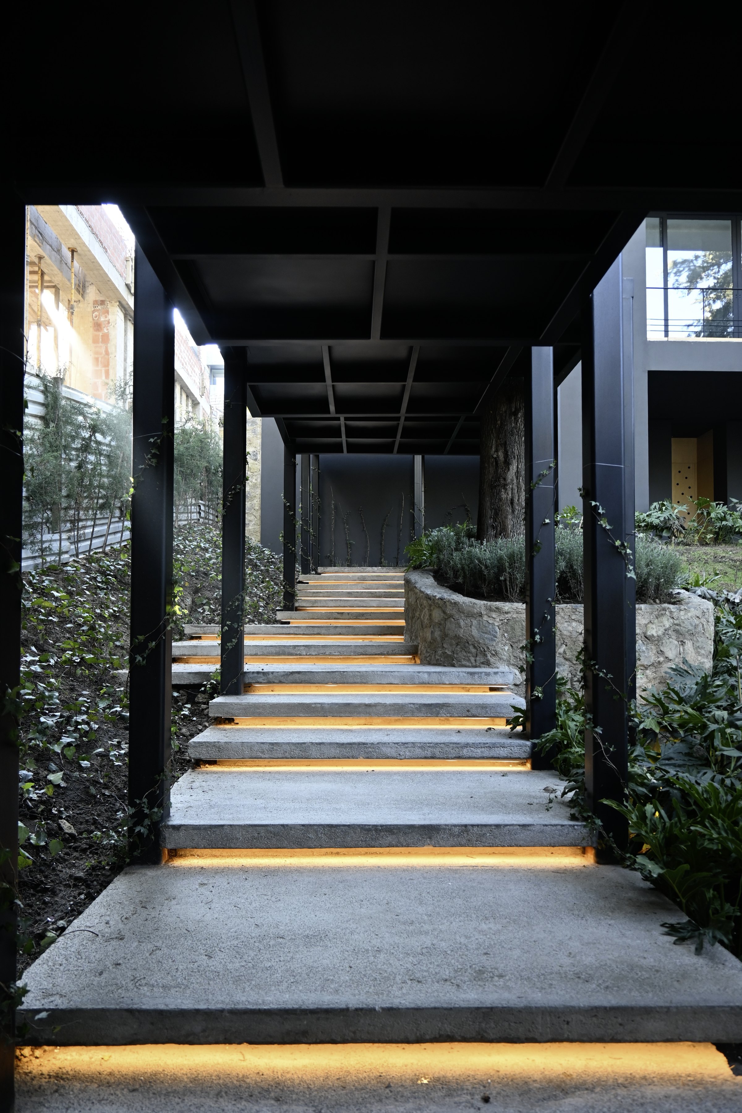 El corredor entre jardines, con los escalones claros
