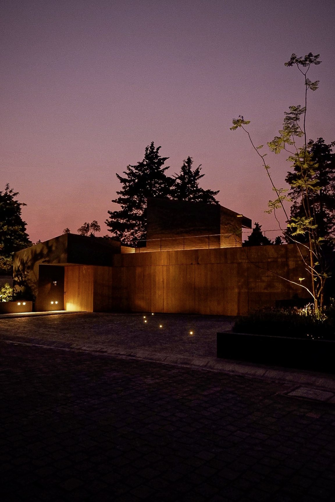 La casa al anochecer, con el cielo malva detrás