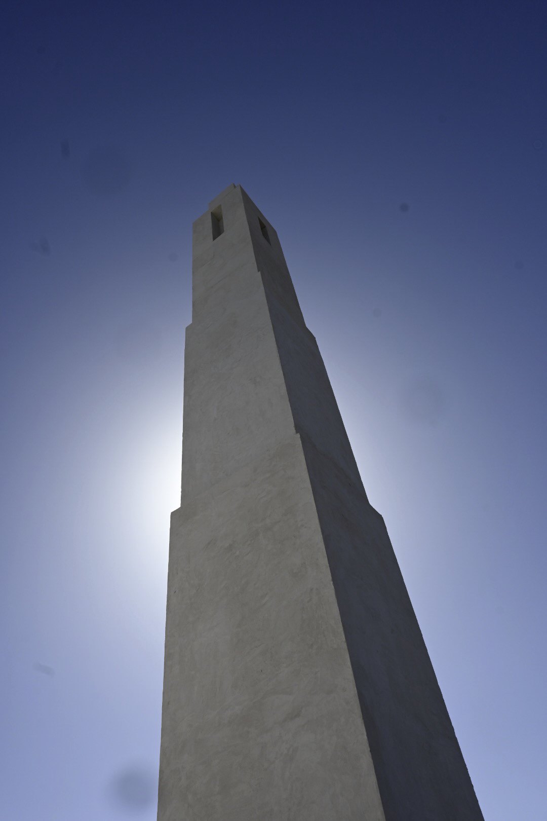 La arista de la capilla recortada a contraluz