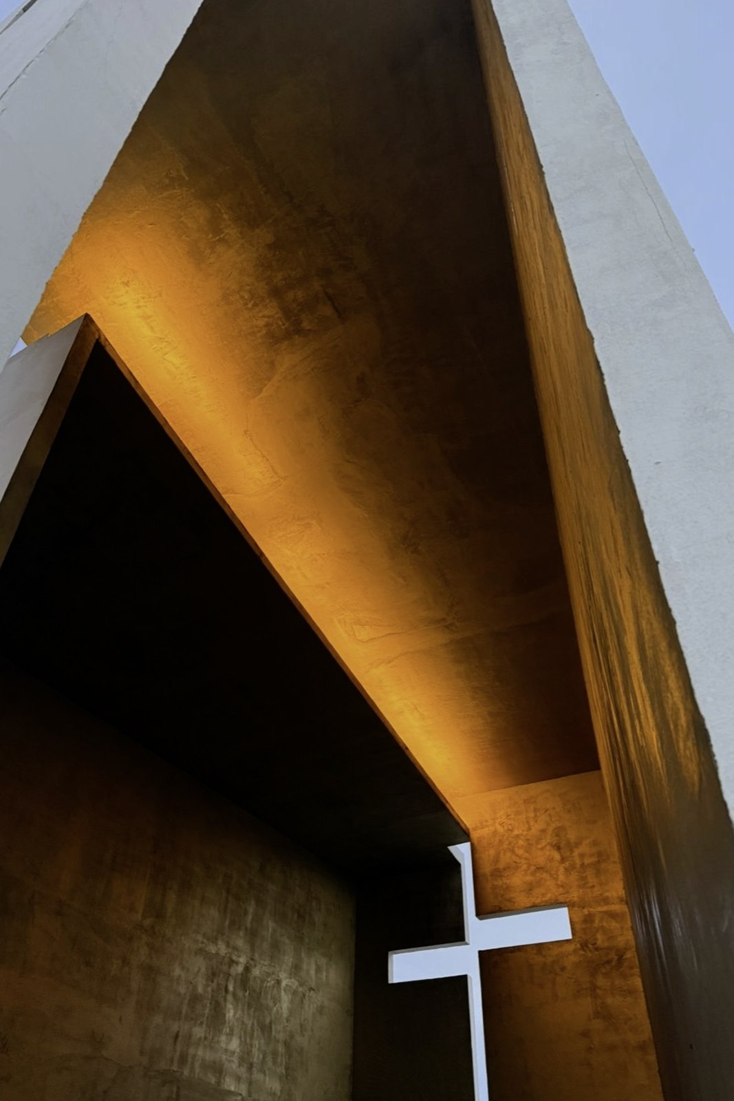 El quiebro del muro, con la luz entrando por la hendidura