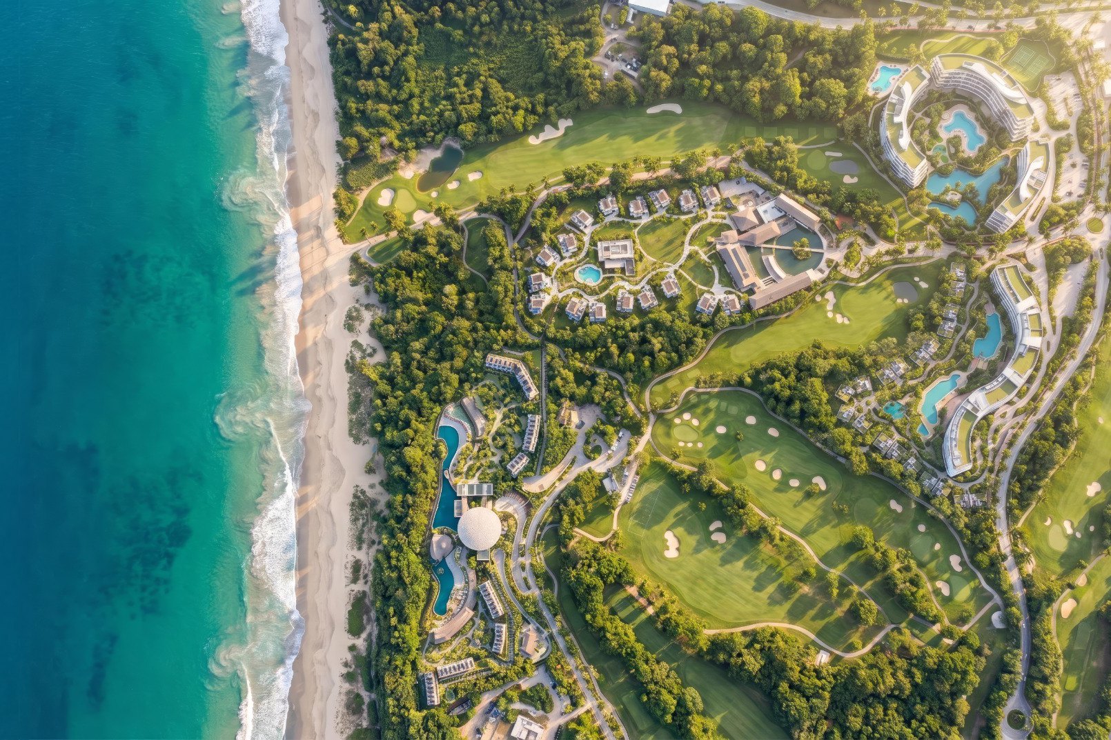 Vista aérea del conjunto sobre la costa y el campo de golf