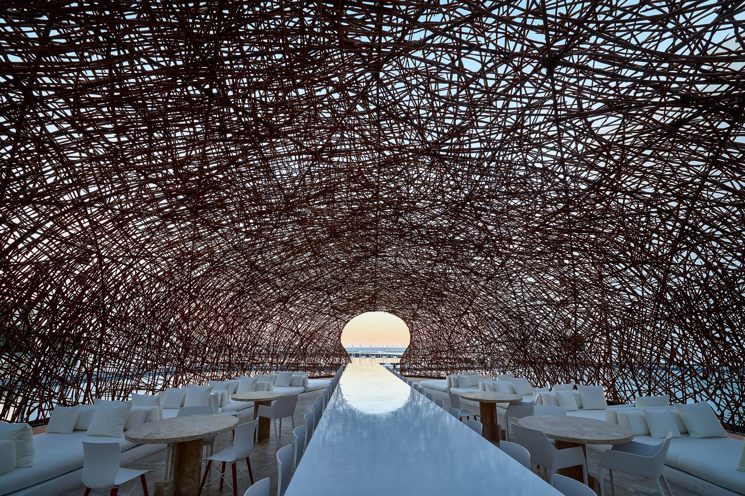 La cúpula tejida sobre el restaurante