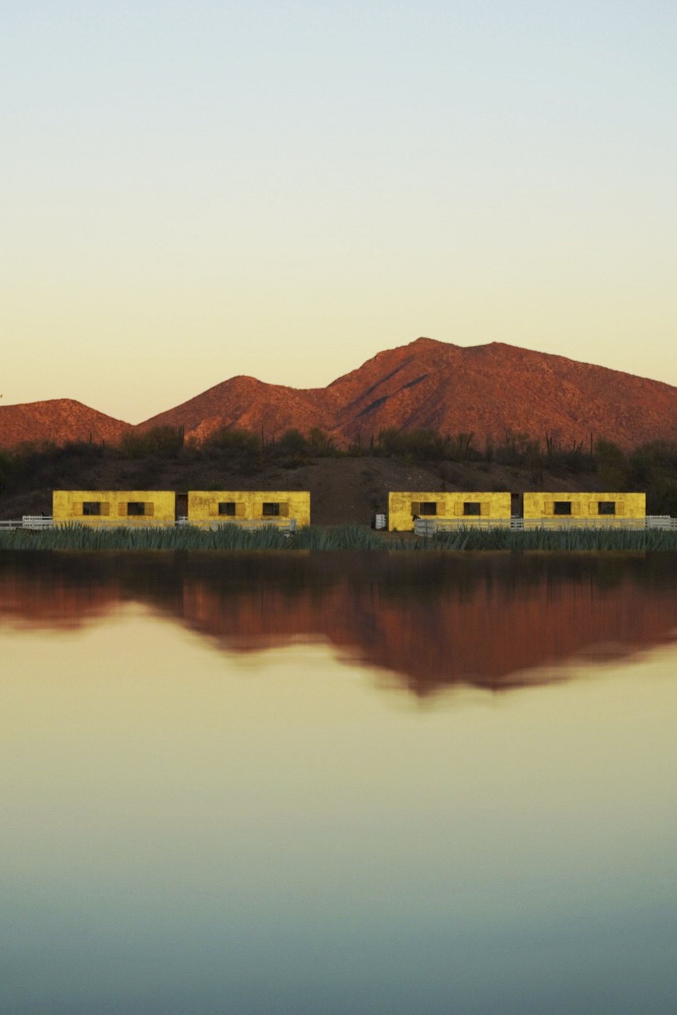 El conjunto reflejado en el agua, al atardecer