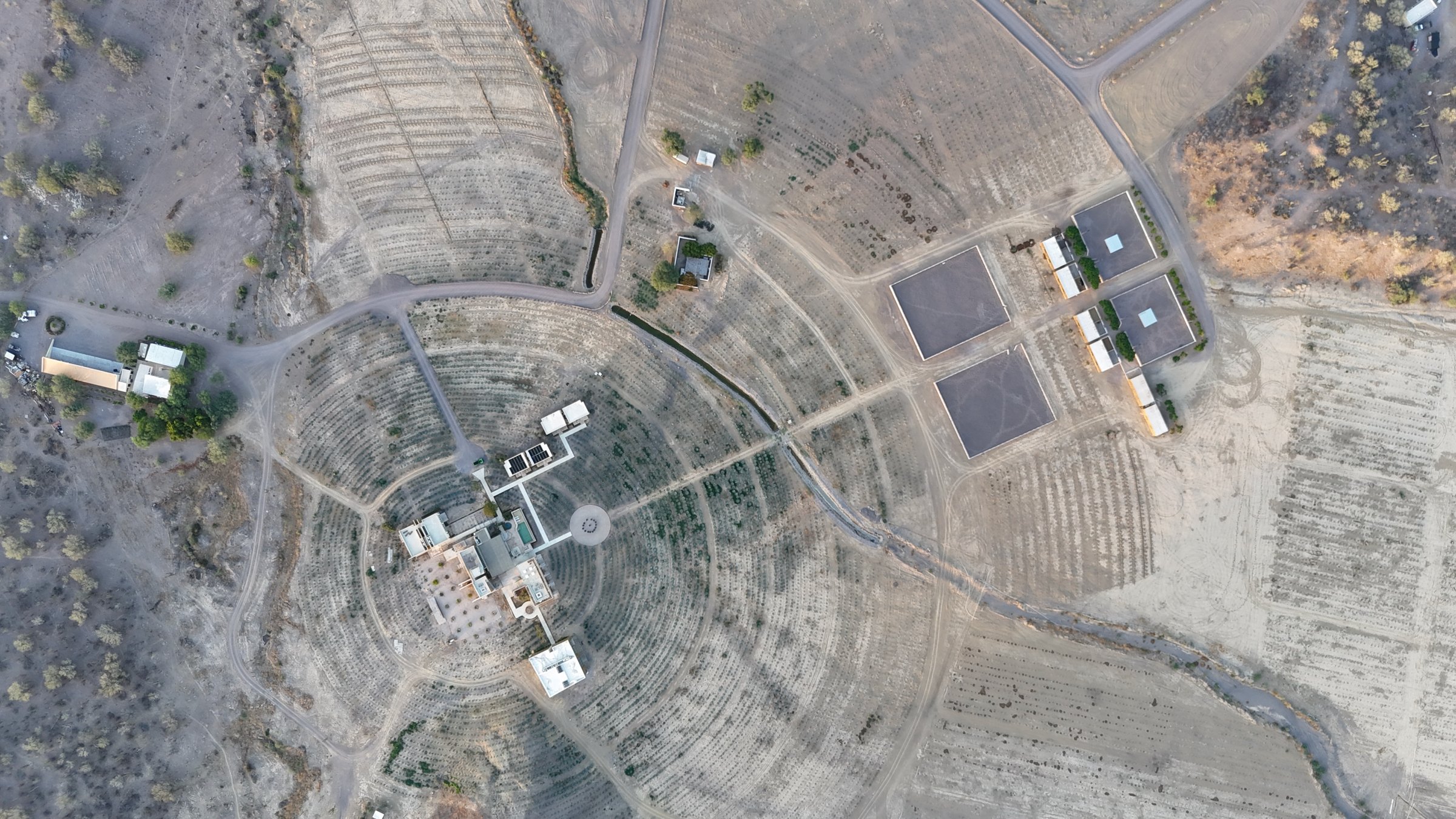 El conjunto desde el aire, entre los círculos de agave