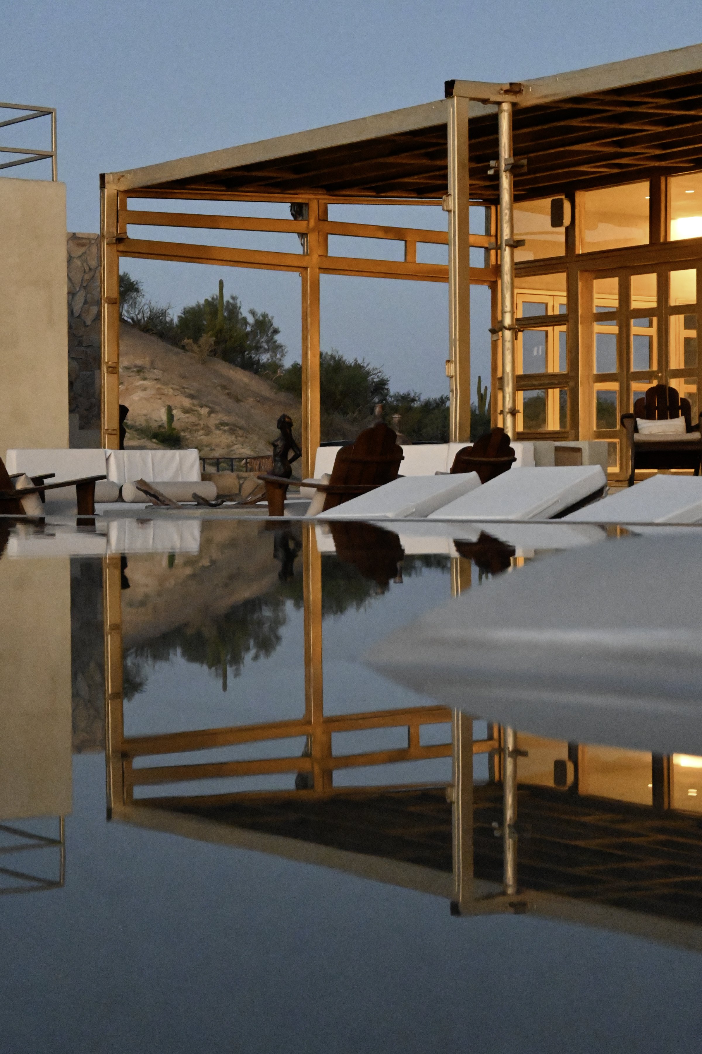La pérgola reflejada en el agua, al atardecer