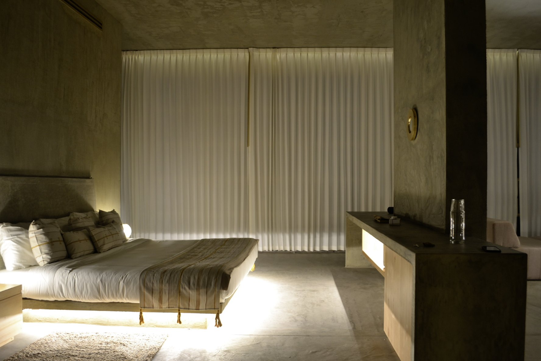 Recámara con el diván frente a la cortina de lino