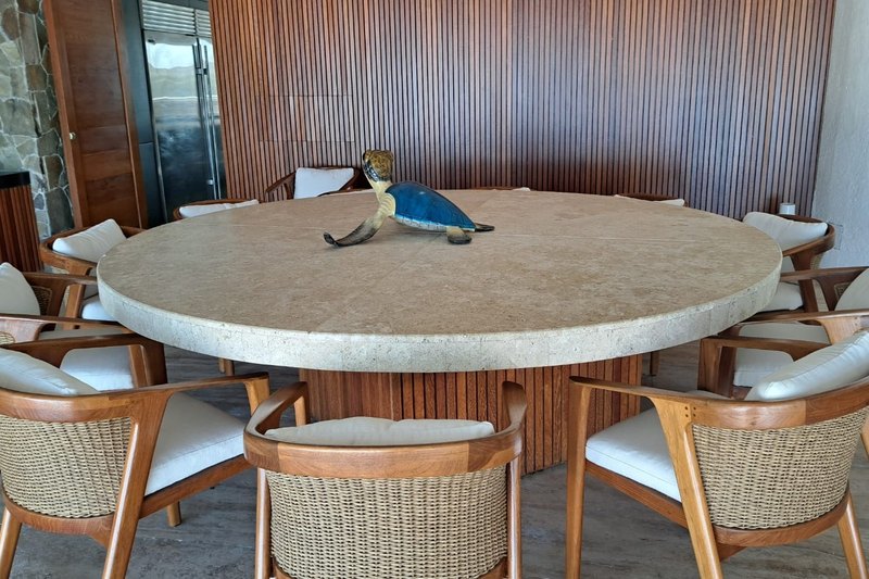 Mesa redonda de comedor con sillas de madera