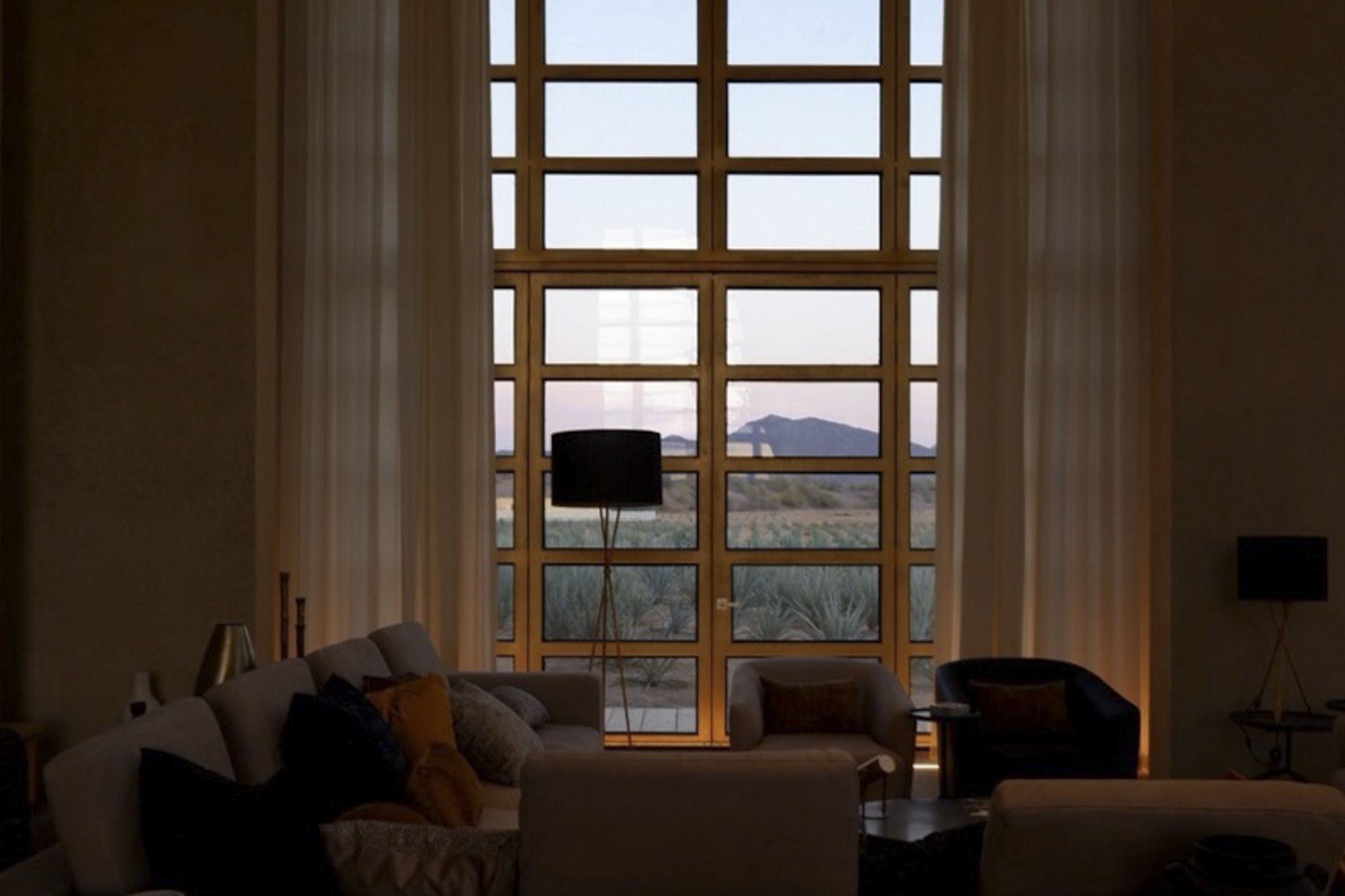 Sala junto al ventanal, con la sierra al fondo