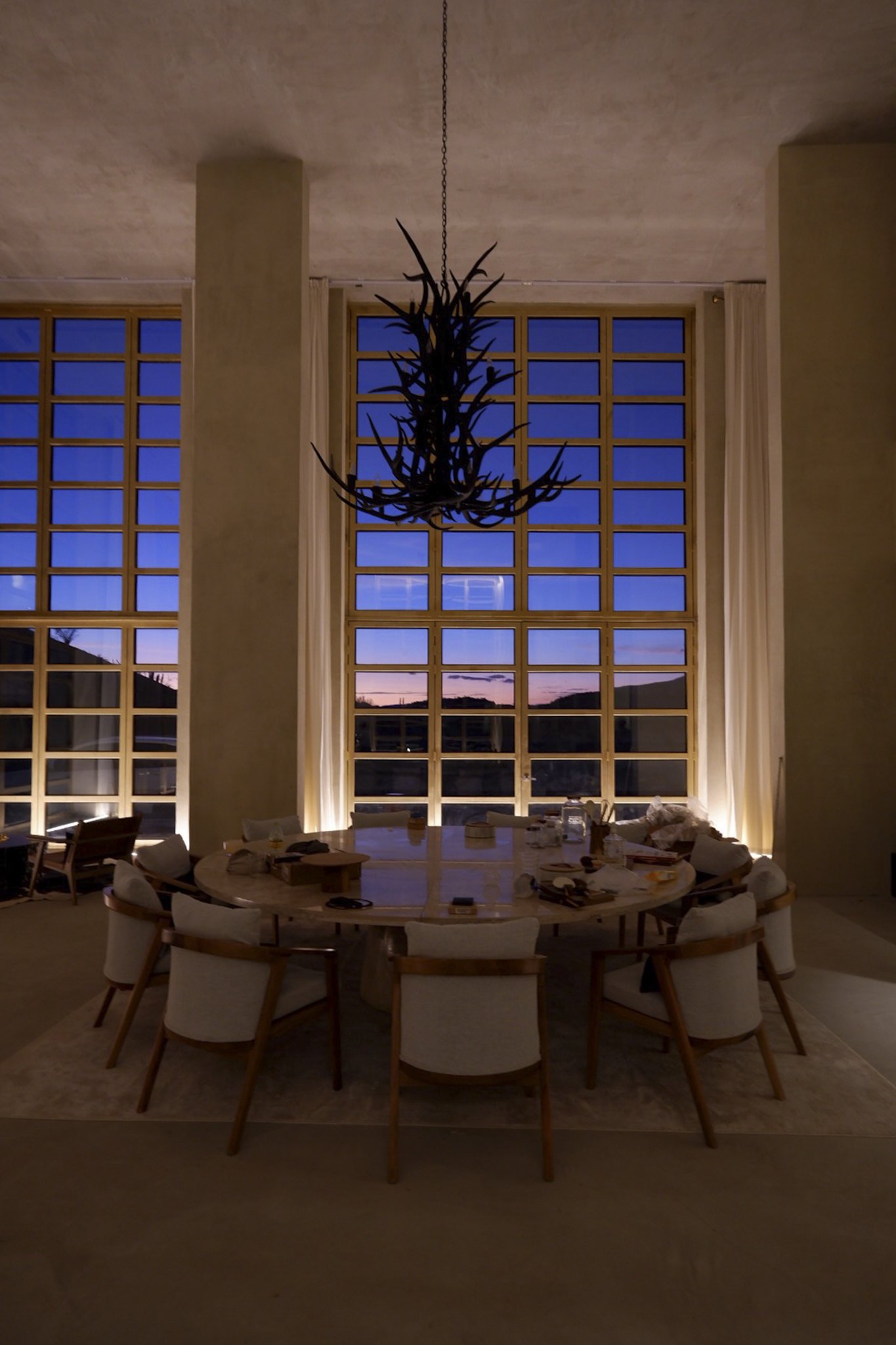 El comedor bajo el ventanal, al anochecer